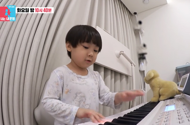 "네 살 맞아?" 문희준♥소율 '피아노 천재' 아들 실력...AI 의혹까지 받았다