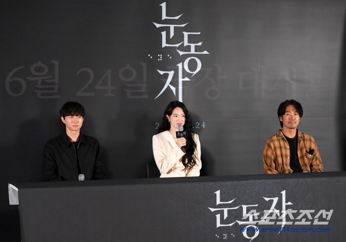 A press screening for the film 'The Eyes' was held on the 15th at CGV Yongsan I'Park Mall in Hangangno-dong, Yongsan District, Seoul. Director Yeom