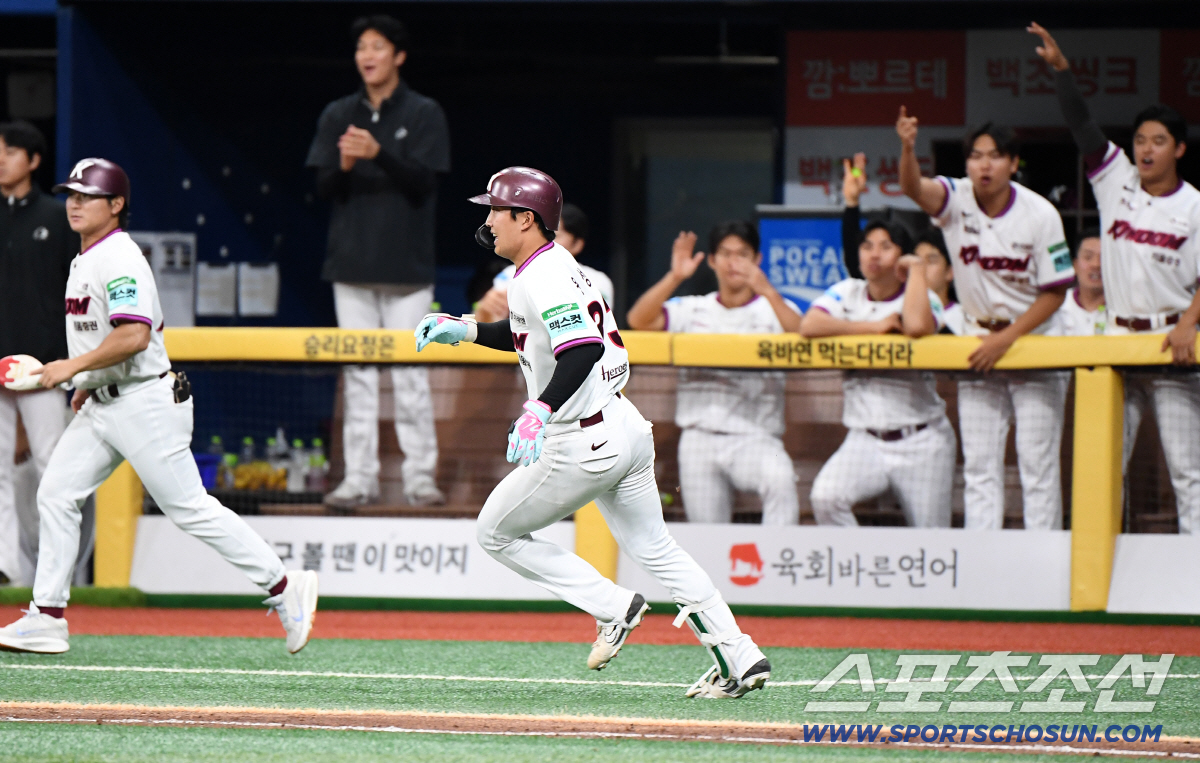 14일 서울 고척스카이돔에서 열린 한화 이글스와 키움 히어로즈의 경기. 8회말 2사 2루 키움 원성준이 1타점 적시타를 치자 선수들이 환호하고 있다. 고척=정재근 기자 cjg@sportschosun.com/2026.6.14/