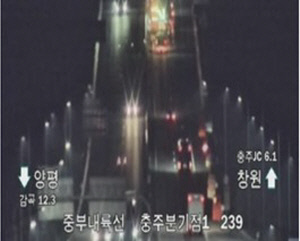 고속도로서 15t 화물차가 작업차량 추돌…1명 부상
