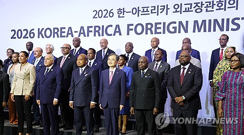 [연합뉴스 자료사진. 재판매 및 DB 금지] 지난 6월 1일 서울 중구 롯데호텔에서 열린 2026 한-아프리카 외교장관회의에서 조현 외교부 장관(앞줄 가운데)과 각국 장관들이 기념촬영을 하고 있다. kjhpress@yna.co.kr