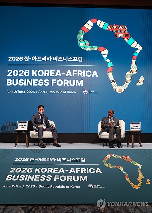 [연합뉴스 자료사진. 재판매 및 DB 금지] 지난 6월 2일 서울 중구 롯데호텔에서 열린 2026 한-아프리카 비즈니스포럼에서 김영완 서강대 교수(왼쪽)와 빅터 로렌스 빌라세스티 대표이사 겸 의장이 '세션2: 한-아프리카 비즈니스 협력, 현재와 미래' 대담을 진행하고 있다. dwise@yna.co.kr