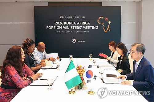 조현 외교부 장관이 지난 6월 2일 서울 중구 롯데호텔에서 한-아프리카 외교장관회의 참석을 위해 방한한 비앙카 오두메구 오주쿠 나이지리아 외교장관과 양자회담을 하고 있다. [외교부 제공. 재판매 및 DB 금지] jeong@yna.co.kr