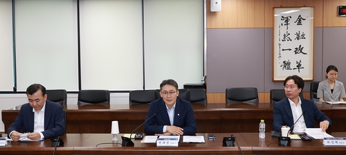 (서울=연합뉴스) 권대영 금융위원회 부위원장이 16일 오전 서울 종로구 정부서울청사에서 개최한 개인신용정보 동의제도 개편 법률자문단 킥오프 회의에서 현행 신용정보법상 개인신용정보 활용을 위한 동의제도의 현황과 문제점에 대한 인식을 공유하고, 금융권의 AX 대전환, 포용금융 확산 및 금융소비자 보호를 위한 바람직한 신용정보 동의제도 개편 방향에 대해 논의했다. [금융위원회 제공. 재판매 및 DB 금지] 2026.06.16.