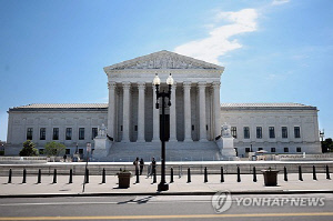 '초고령 직무정지' 98세 판사 복직 소송…美대법원 심리 거부