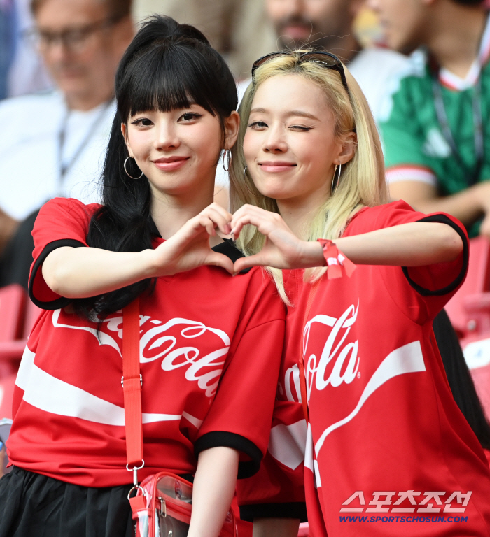 "韓 미녀 누구야!"→"승리의 여신!" 日 연일 부러움 폭발…'국가대표 아이돌' 에스파 카리나X윈터 월드컵 '직관' 응원에 뜨거운 관심