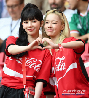 "韓 미녀 누구야!"→"승리의 여신!" 日 연일 부러움 폭발…'국가대표 아이돌' 에스파 카리나X윈터 월드컵 '직관' 응원에 뜨거운 관심