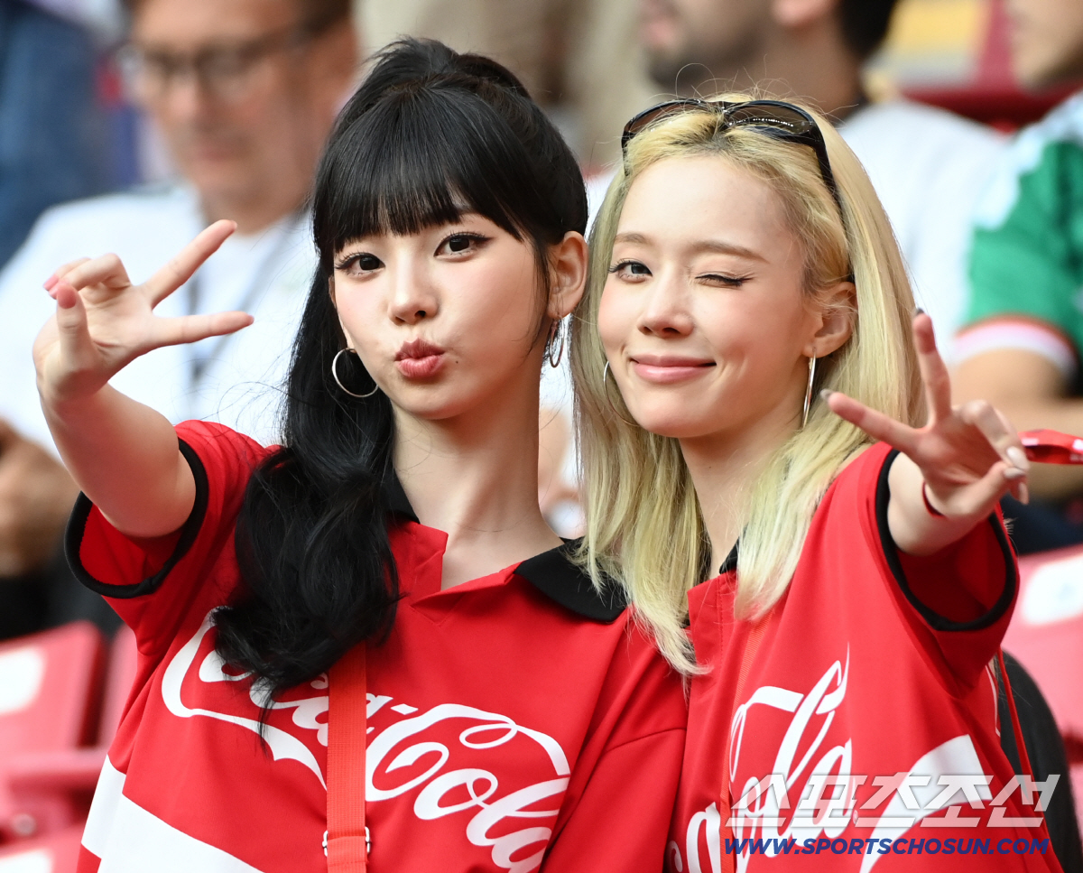 12일(한국시각) 멕시코 과달라하라 사포판의 에스타디오 과달라하라에서 열린 2026 북중미월드컵 대한민국과 체코의 경기. 경기장을 찾은 에스파 카리나와 윈터가 포즈를 취하고 있다. 사포판(멕시코)=허상욱 기자 wook@sportschosun.com/2026.06.12/