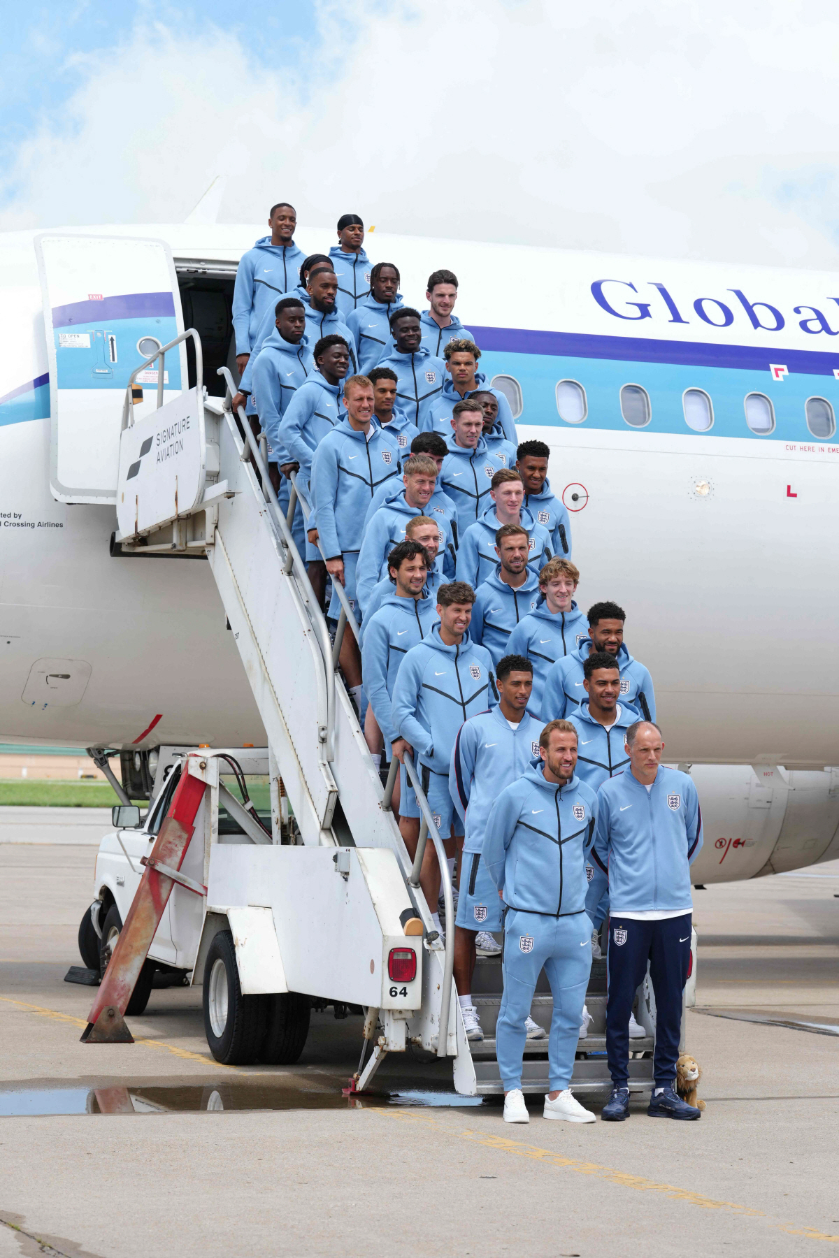KANSAS CITY, MISSOURI - JUNE 13: Members on England national team pose for a team photo after arriving at Charles B. Wheeler Downtown Airport on June 13, 2026 in Kansas City, Missouri. Ed Zurga/Getty Images/AFP (Photo by Ed Zurga / GETTY IMAGES NORTH AMERICA / Getty Images via AFP)