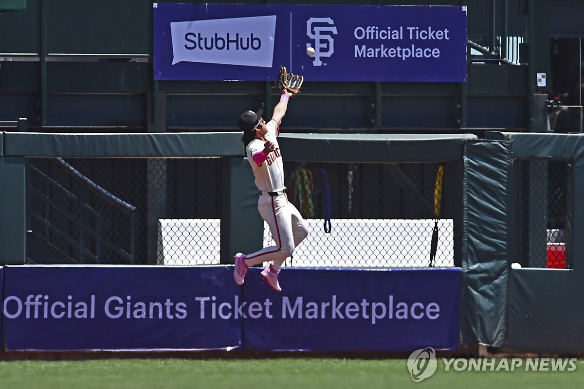 2024년 이정후의 어깨부상 장면. AP연합