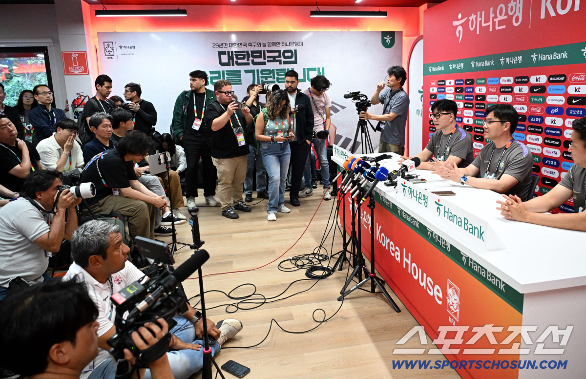 16일(한국시각) 멕시코 과달라하라 인근 사포판 월드컵대표팀 베이스캠프 훈련장 치바스 베르데 바예에서 진행된 대한민국 월드컵 대표팀의 공식 훈련. 한덕현 축구 국가대표팀 멘탈코치가 인터뷰를 하고 있다. 오른쪽은 송준섭 대표팀 수석주치의. 사포판(멕시코)=허상욱 기자 wook@sportschosun.com/2026.06.16/
