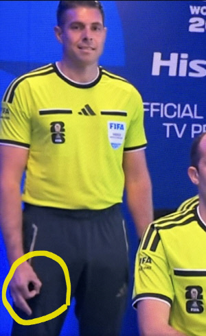 호주 출신 VAR 심판의 '백인우월주의' 손가락 욕설 파문, FIFA의 결론은 '무혐의'...해당 심판도 "인지하지 못한 상황에서 나온 무의식적이고 반사적인 움직임" 반박