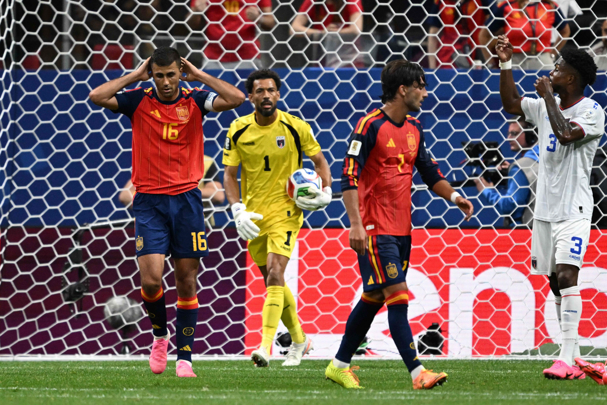 Spain's midfielder #16 Rodri (L) reacts after next to Cape Verde's goalkeeper #01 Vozinha (C) after missing a goal opportunity during the 2026 World Cup Group H football match between Spain and Cape Verde at the Atlanta Stadium in Atlanta on June 15, 2026. (Photo by Roberto SCHMIDT / AFP)
