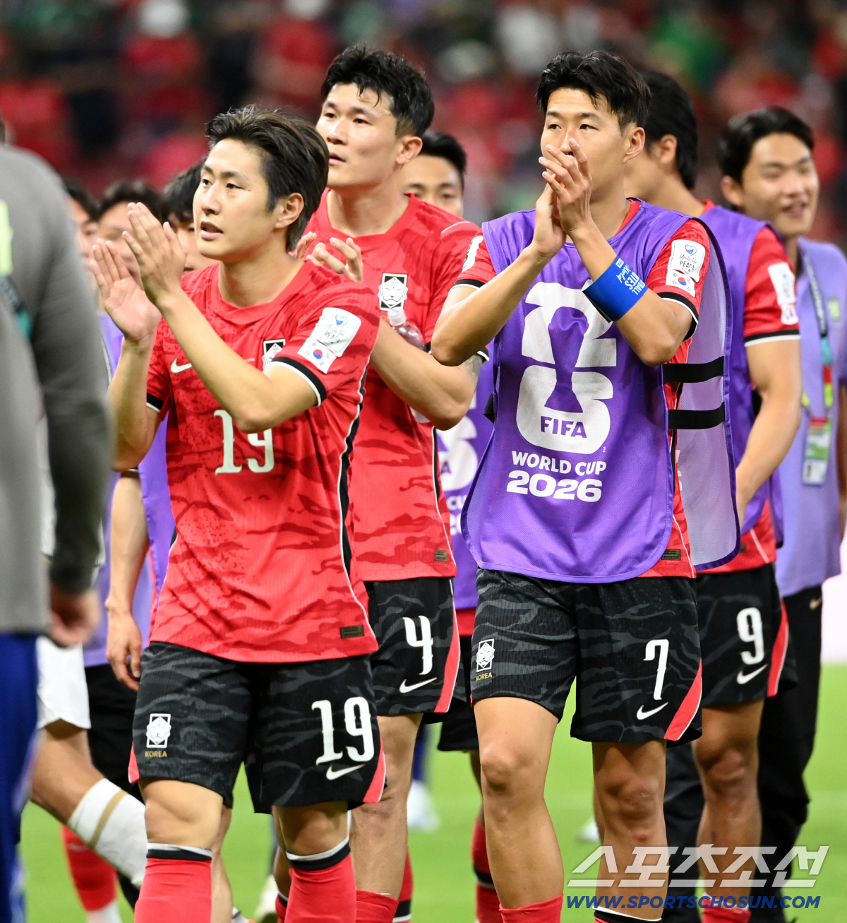 12일(한국시각) 멕시코 과달라하라 사포판의 에스타디오 과달라하라에서 열린 2026 북중미월드컵 대한민국과 체코의 경기. 대한민국이 2대1로 승리했다. 이강인 김민재 손흥민 등 선수들이 팬들에게 인사하고 있다. 사포판(멕시코)=허상욱 기자 wook@sportschosun.com/2026.06.12/