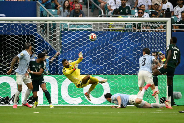 '그 시작은 한국이다' 英 BBC, 아시아 축구 5전 2승3무 무패행진 주목..사우디 수문장 알 오와이스 총 9회 선방쇼→우루과이와 1대1 무승부