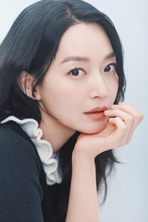 [인터뷰①] 신민아 "시사회 와서 내 사진 찍던 ♥김우빈, 강압적 부탁은 없었다"('눈동자')