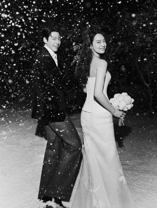 [인터뷰①] 신민아 "시사회 와서 내 사진 찍던 ♥김우빈, 강압적 부탁은 없었다"('눈동자')