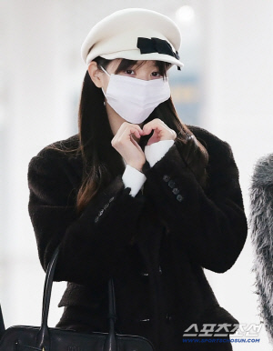 '장원영 마스크 논란' 후폭풍…결국 민원 제기에 공항 절차 바꾼다