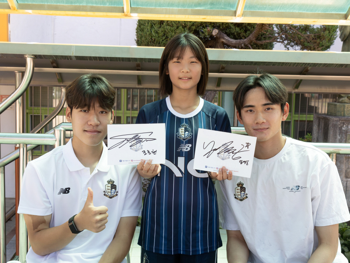 '태양빛보다 뜨거운 축구 열기!' 서울 이랜드, 서울월정초서 '스마일스쿨' 진행...선수들 "어린시절 모습 떠올라" 미소