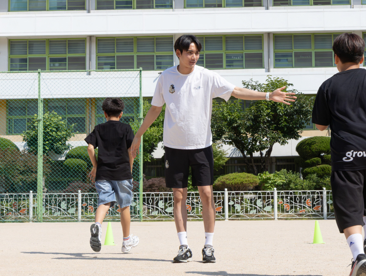 '태양빛보다 뜨거운 축구 열기!' 서울 이랜드, 서울월정초서 '스마일스쿨' 진행...선수들 "어린시절 모습 떠올라" 미소