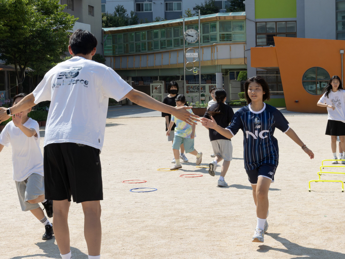 '태양빛보다 뜨거운 축구 열기!' 서울 이랜드, 서울월정초서 '스마일스쿨' 진행...선수들 "어린시절 모습 떠올라" 미소