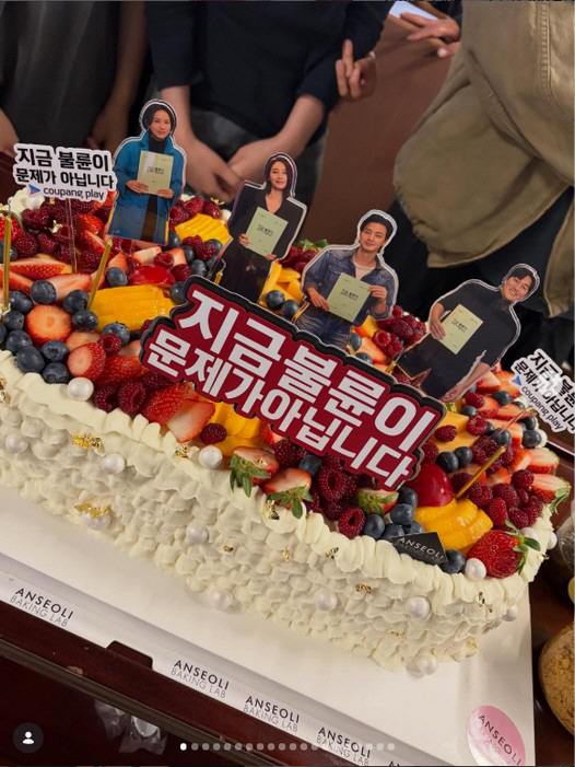 김혜수, '오겜' 황동혁 차기작 촬영 끝냈다···김지훈과 밀착 투샷 '눈길'