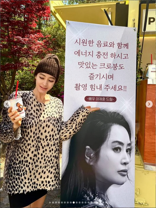 김혜수, '오겜' 황동혁 차기작 촬영 끝냈다···김지훈과 밀착 투샷 '눈길'