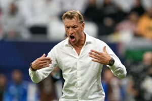 하늘은 왜 일본 괴롭히나...'1-5 대패' 감독 경질 기뻐했는데, '前 한국 사령탑 후보' 메시 잡은 르나르 데려온다 "곧바로 훈련 지휘 예정"