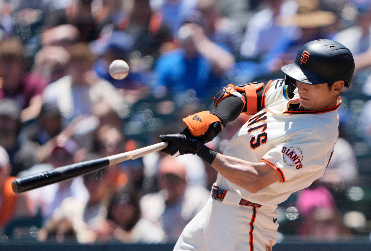 SAN FRANCISCO, CALIFORNIA - JUNE 14: Jung Hoo Lee #51 of the San Francisco Giants breaks his bat hitting a single against the Chicago Cubs in the bottom of the fifth inning at Oracle Park on June 14, 2026 in San Francisco, California. Thearon W. Henderson/Getty Images/AFP (Photo by Thearon W. Henderson / GETTY IMAGES NORTH AMERICA / Getty Images via AFP)