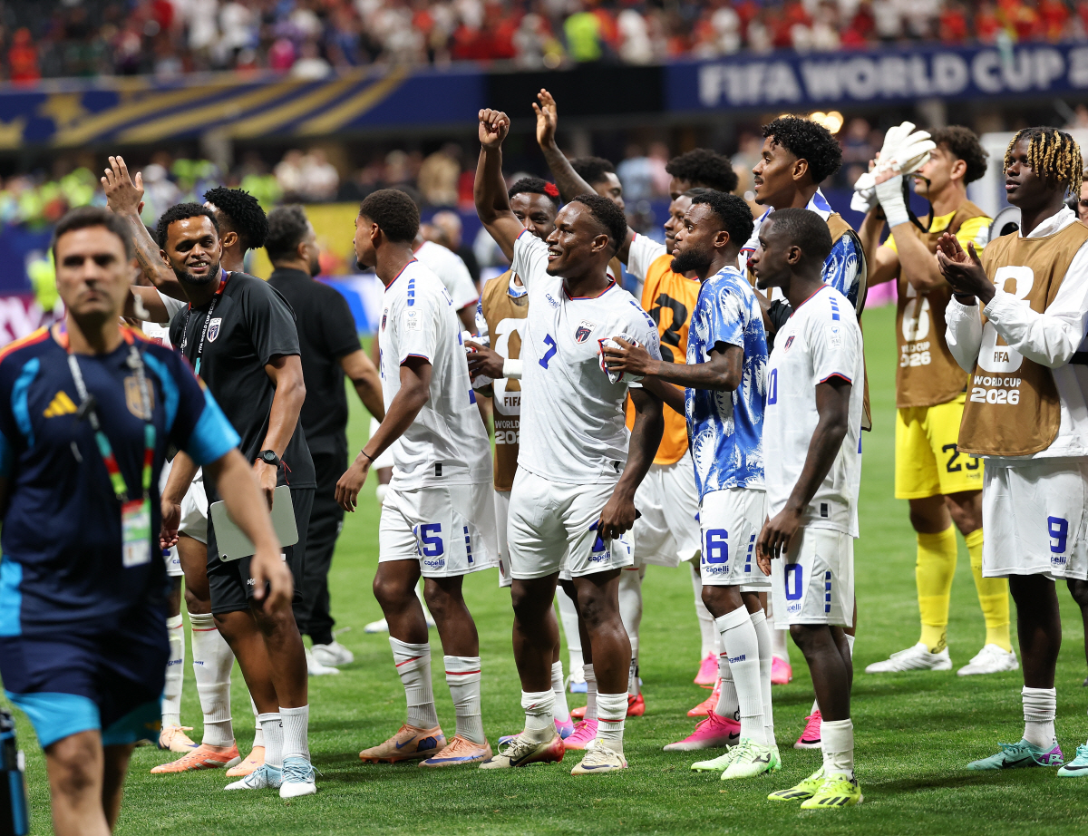 (260616) -- ATLANTA, June 16, 2026 (Xinhua) -- Players of Cape Verde greet the spectators after the group H match between Spain and Cape Verde at the 2026 FIFA World Cup at Atlanta Stadium in Atlanta, the United States, June 15, 2026. (Xinhua/Wang Kaiyan)