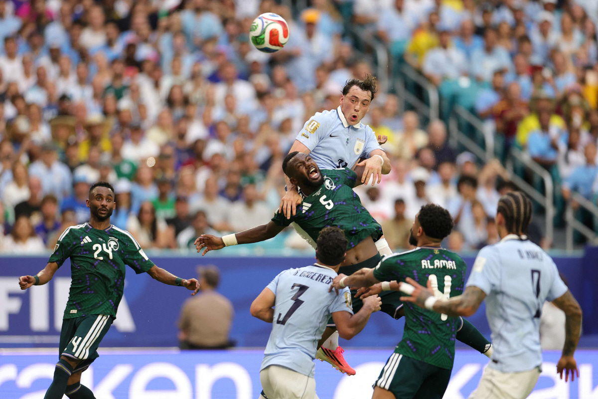 MIAMI, FLORIDA - JUNE 15: Federico Vinas #21 of Uruguay wins a header against Hassan Al-Tambakti #5 of Saudi Arabia during the FIFA World Cup 2026 Group H match between Saudi Arabia and Uruguay at Miami Stadium on June 15, 2026 in Miami, Florida. Alex Slitz/Getty Images/AFP (Photo by Alex Slitz / GETTY IMAGES NORTH AMERICA / Getty Images via AFP)