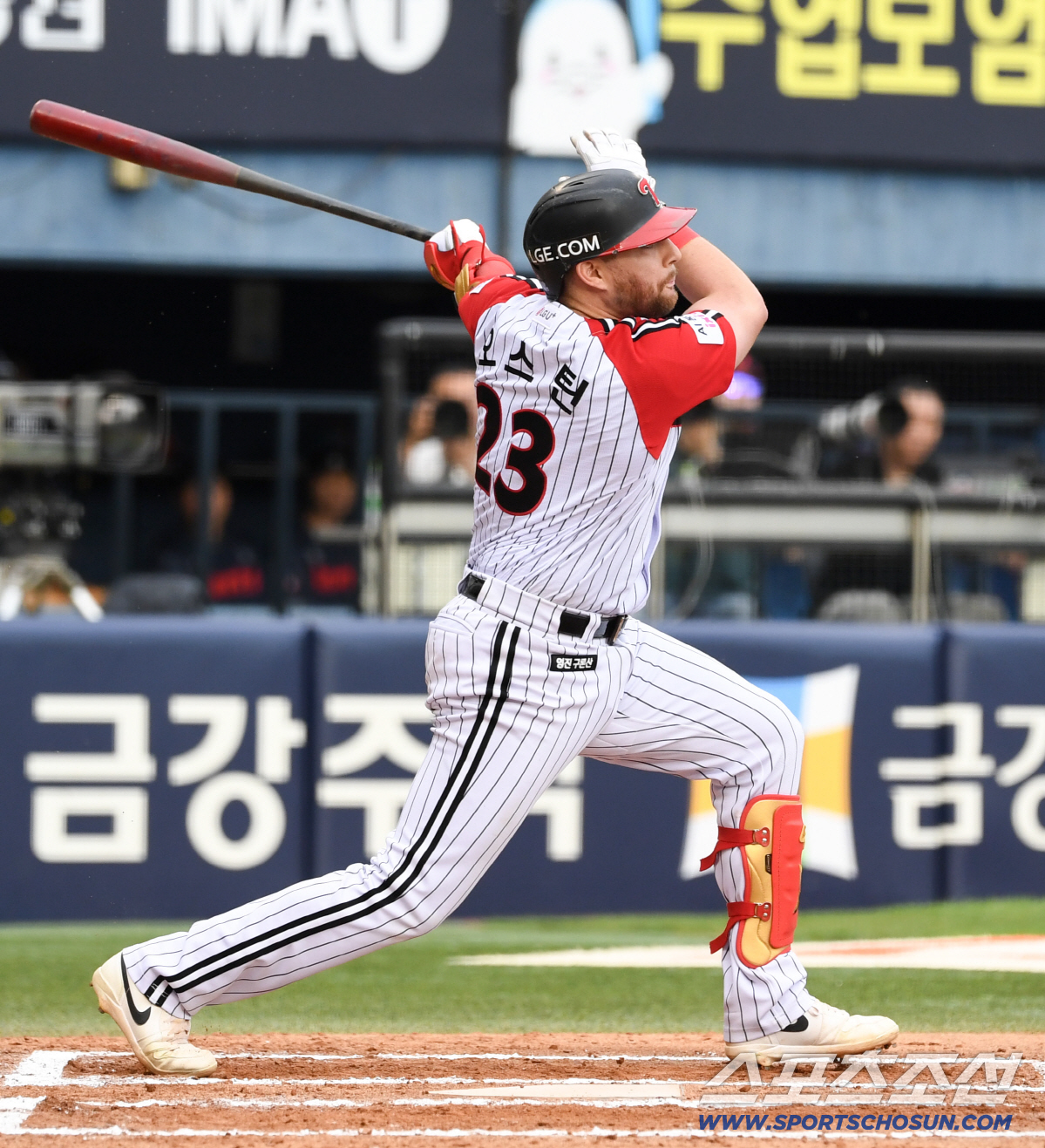 14일 잠실구장에서 열린 LG와 롯데의 경기. LG 오스틴이 안타를 날리고 있다. 잠실=박재만 기자 pjm@sportschosun.com/2026.06.14/