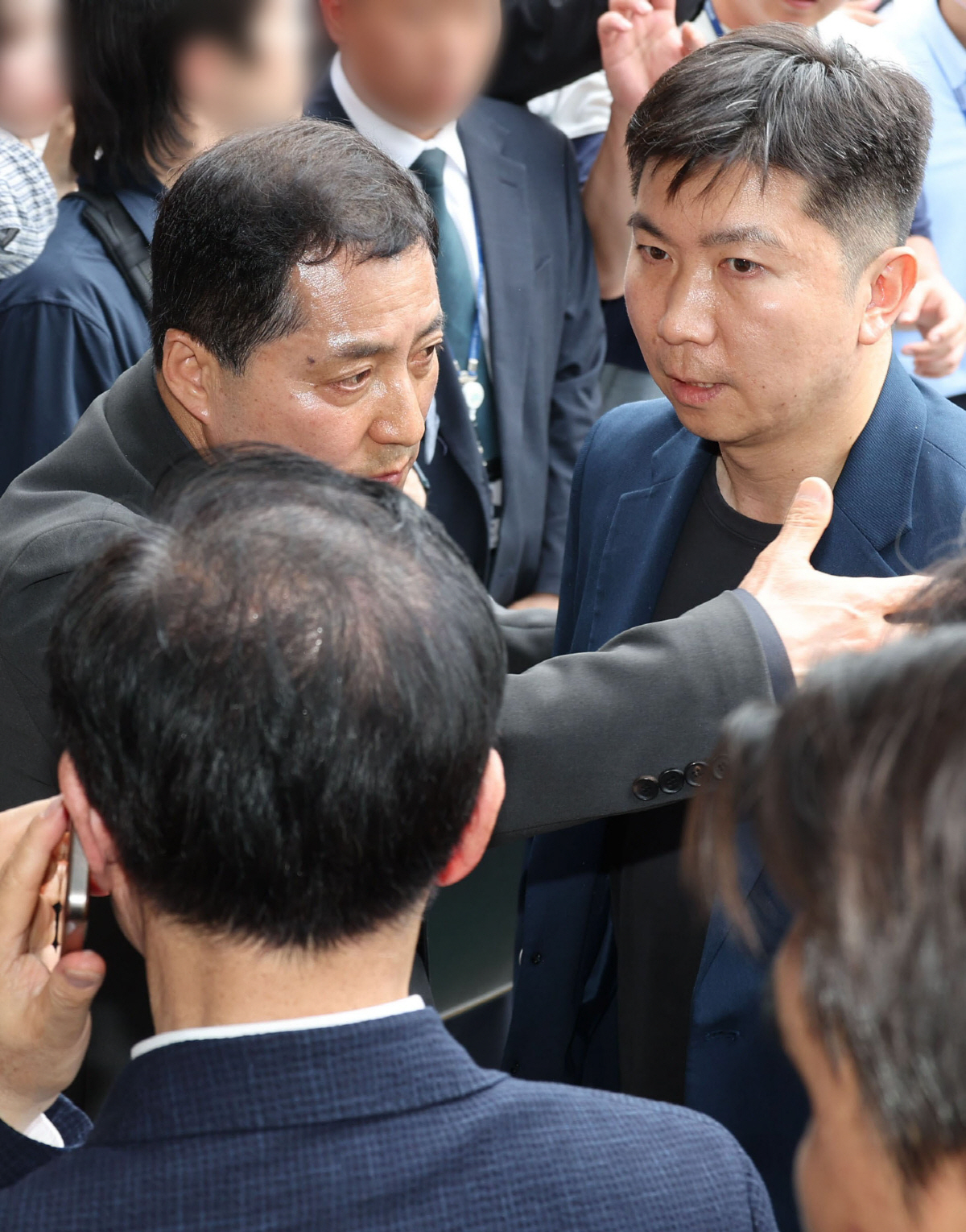'개표소 봉쇄 시위', 진입 막힌 유승민 대한체육회장