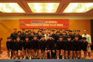 돌풍의 강원FC, 정선 하이원리조트 전지훈련 마무리...유소년 멘토링 축구클리닉도 진행
