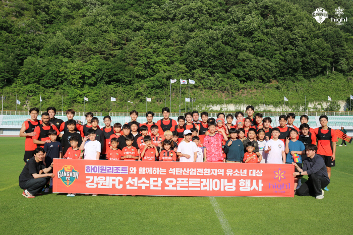 돌풍의 강원FC, 정선 하이원리조트 전지훈련 마무리...유소년 멘토링+축구클리닉도 진행