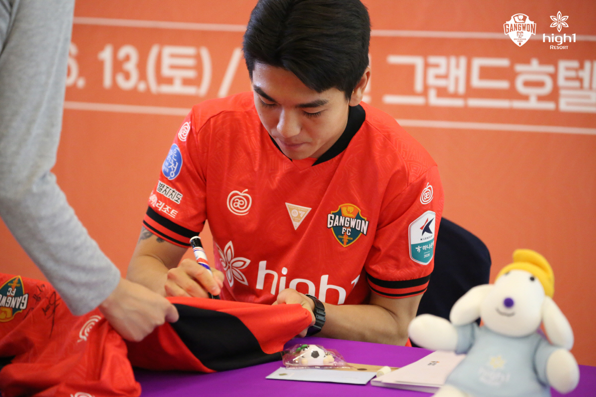 돌풍의 강원FC, 정선 하이원리조트 전지훈련 마무리...유소년 멘토링+축구클리닉도 진행