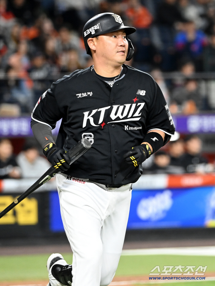 몸쪽 슬라이더가 왜 하필 손등에...사구 맞은 장성우, 병원 이송 