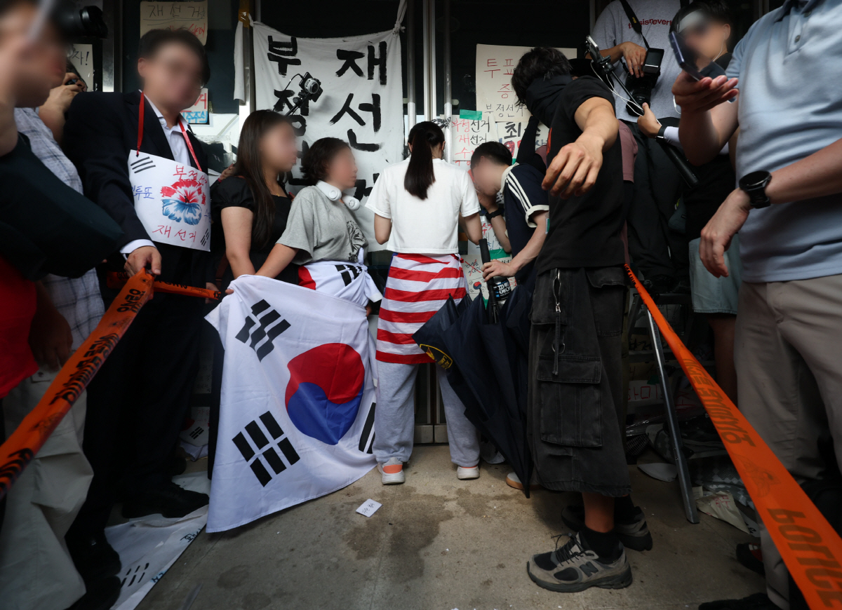 체육단체 진입 막는 시위 참가자