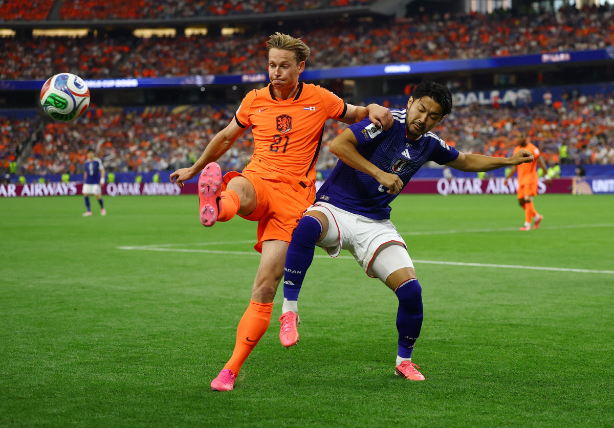 Soccer Football - FIFA World Cup 2026 - Group F - Netherlands v Japan - Dallas Stadium, Arlington, Texas, U.S. - June 14, 2026 Netherlands' Frenkie de Jong in action with Japan's Yukinari Sugawara REUTERS/Hannah Mckay
