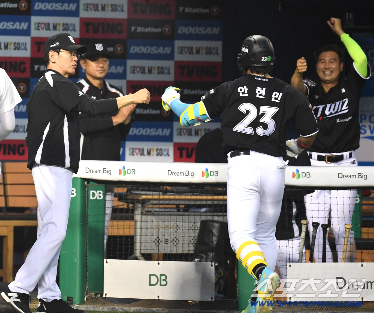 16일 잠실구장에서 열린 두산과 KT의 주중 3연전 첫 번째 경기. 5회 KT 안현민이 1타점 적시타를 날렸다. 교체되며 이강철 감독과 하이파이브를 나누고 있는 안현민. 잠실=송정헌 기자 songs@sportschosun.com/2026.06.16/