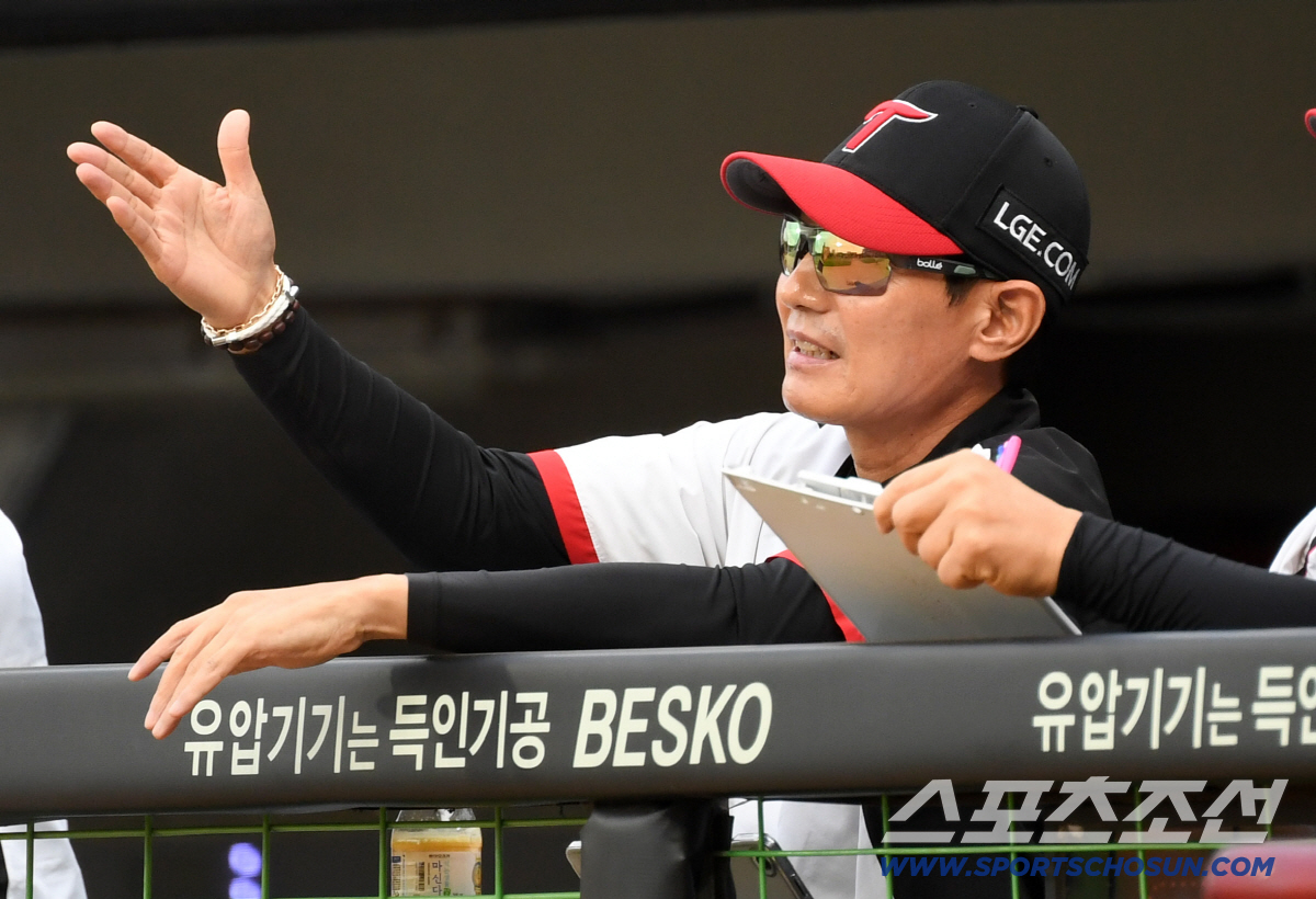 리드오프 홍창기보다 더 아쉬워했던 염경엽 감독.