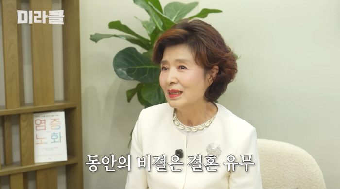 '74세' 윤미라, 미혼이 동안 비결인가.."속썩일 남편·자식 없어 덜 망가져"