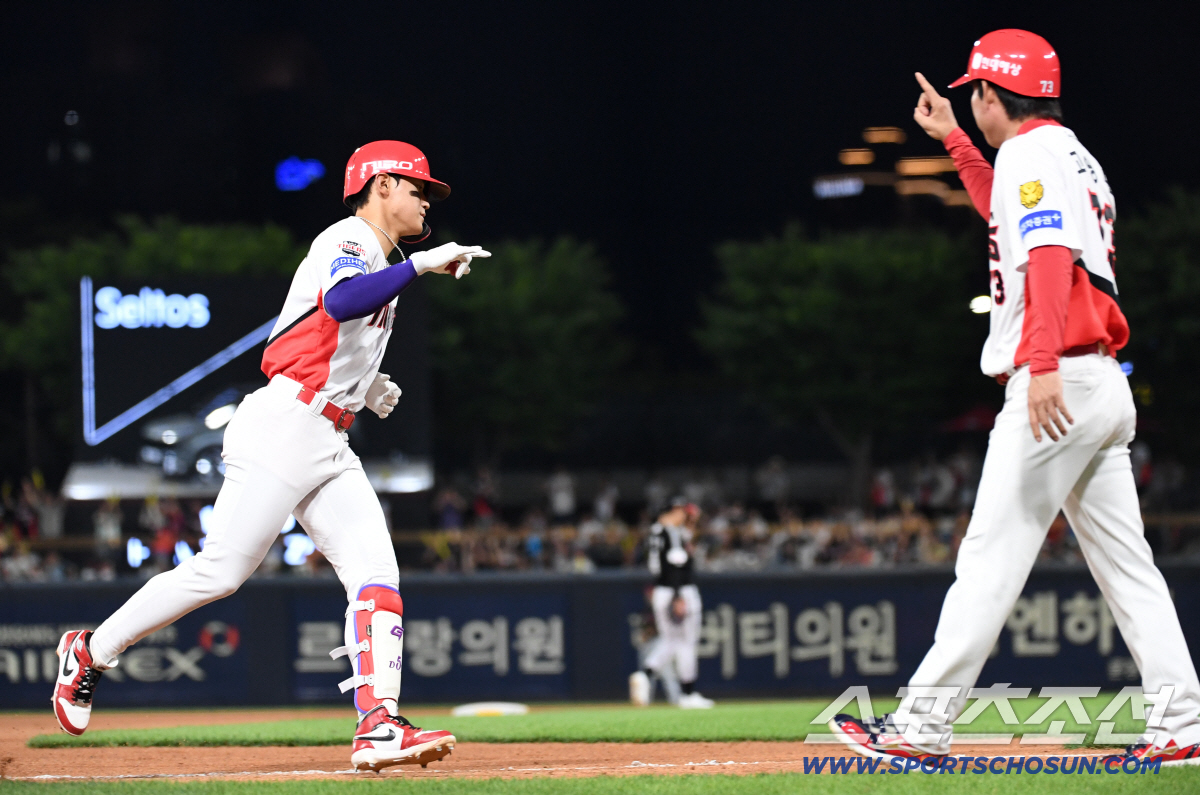 6회 다시 공동 1위에 오른 김도영의 솔로포.