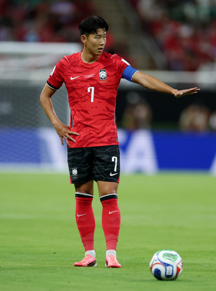 "SON, 토트넘 올 여름 복귀 가능!". 전 토트넘 스카우트가 제기한 또다시 불거진 토트넘행. 토트넘은 SON이 절실, 현실은 NO