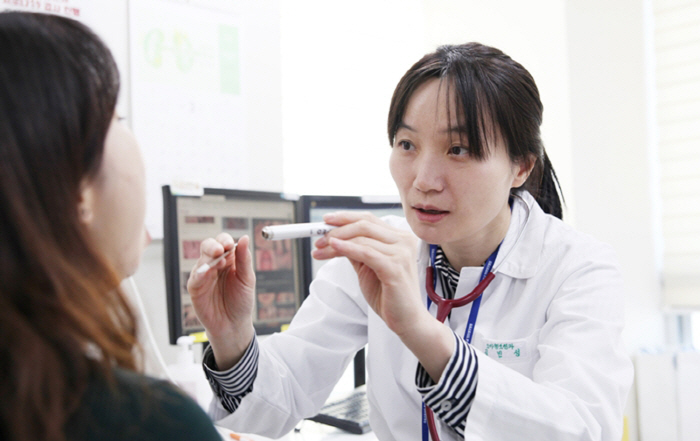 ◇Professor Kim Min-seong of The Catholic University of Korea Incheon St. Mary's Hospital during treatment.