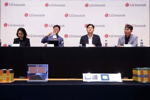 (서울=연합뉴스) 강태우 기자 = LG이노텍 패키지솔루션사업부 관계자들이 16일 서울 강서구 마곡 LG이노텍 본사에서 열린 미디어 테크데이에서 취재진의 질문에 답변하고 있다. 왼쪽부터 황정호 패키지솔루션마케팅담당(상무), 조지태 패키지솔루션사업부장(전무), 명세호 패키지솔루션개발담당(상무), 남상혁 패키지솔루션연구소장(연구위원). 2026.6.16 [LG이노텍 제공. 재판매 및 DB 금지]