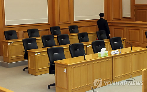 삼호주얼리호를 납치했다가 우리 군에 생포된 소말리아 해적들에 대한 재판이 열린 부산지법 301호 법정에 마련된 배심원단 좌석. [연합뉴스 자료사진]