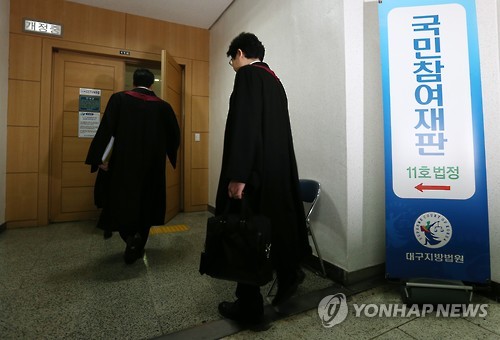 살인 및 살인미수 혐의로 구속 기소된 상주 박모 할머니의 국민참여재판이 열린 2015년 12월 11일 오전 담당 검사가 대구법원 11호 법정으로 향하고 있다.[연합뉴스 자료사진]