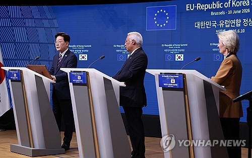 (브뤼셀=연합뉴스) 한상균 기자 = 이재명 대통령이 10일(현지시간) 벨기에 브뤼셀 EU이사회 본부에서 안토니우 코스타 EU 정상회의 상임의장, 우르즐라 폰데어라이엔 EU 집행위원장과 공동언론발표를 하고 있다. 2026.6.11 xyz@yna.co.kr
