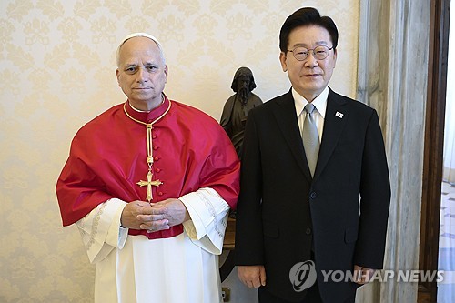 (바티칸=연합뉴스) 한상균 기자 = 이재명 대통령과 레오 14세 교황이 15일(현지시간) 교황청 사도궁에서 단독 면담에 앞서 기념 촬영을 하고 있다. 2026.6.15 [바티칸 미디어 제공. 재판매 및 DB 금지] xyz@yna.co.kr